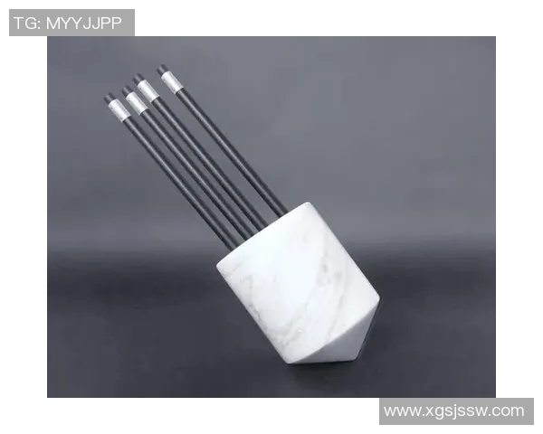 创意足球明星笔筒设计展示，兼具实用与收藏价值的体育纪念品